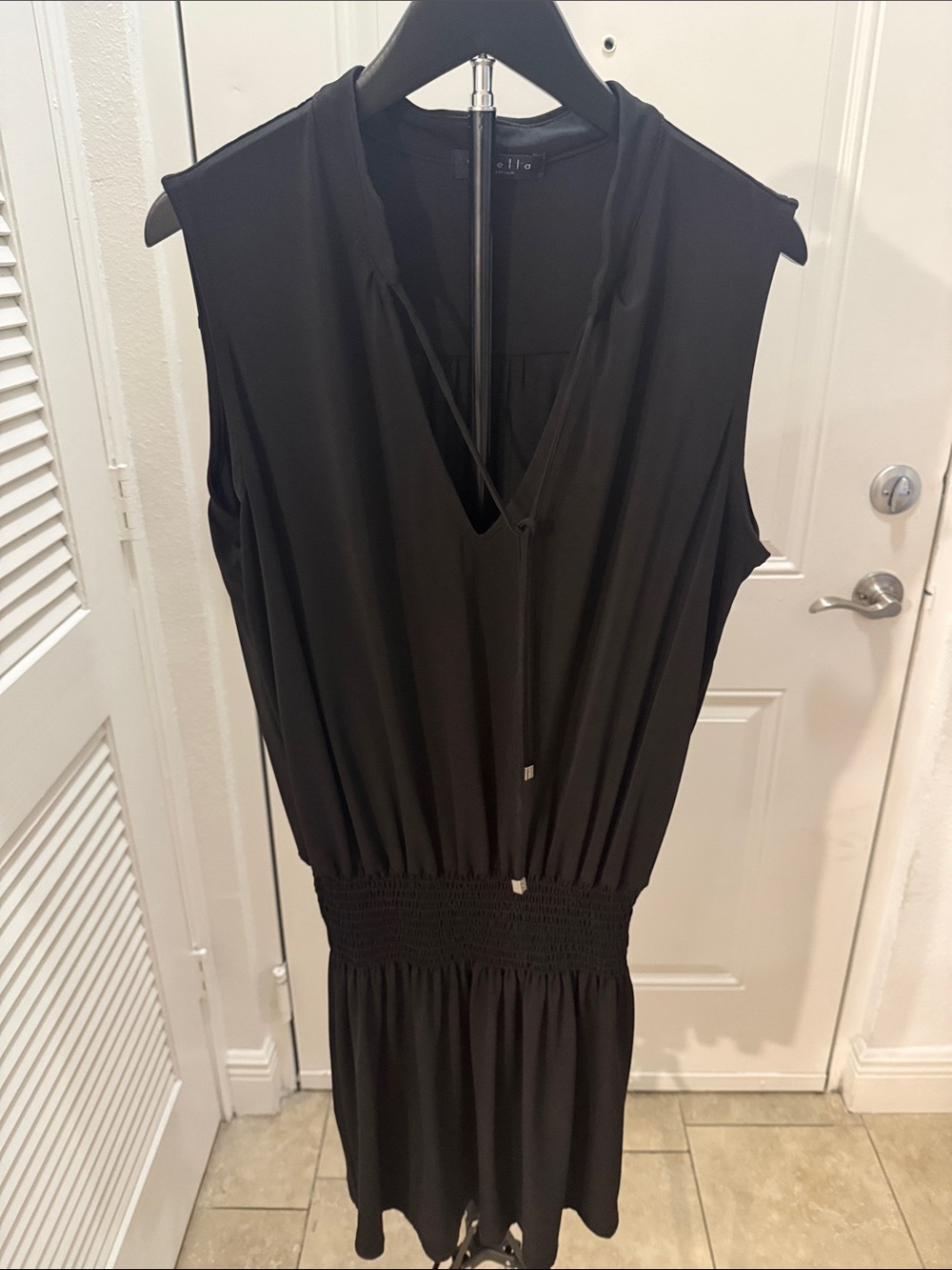 Elegant Black Sleeveless Dress - Picture 4 of 4